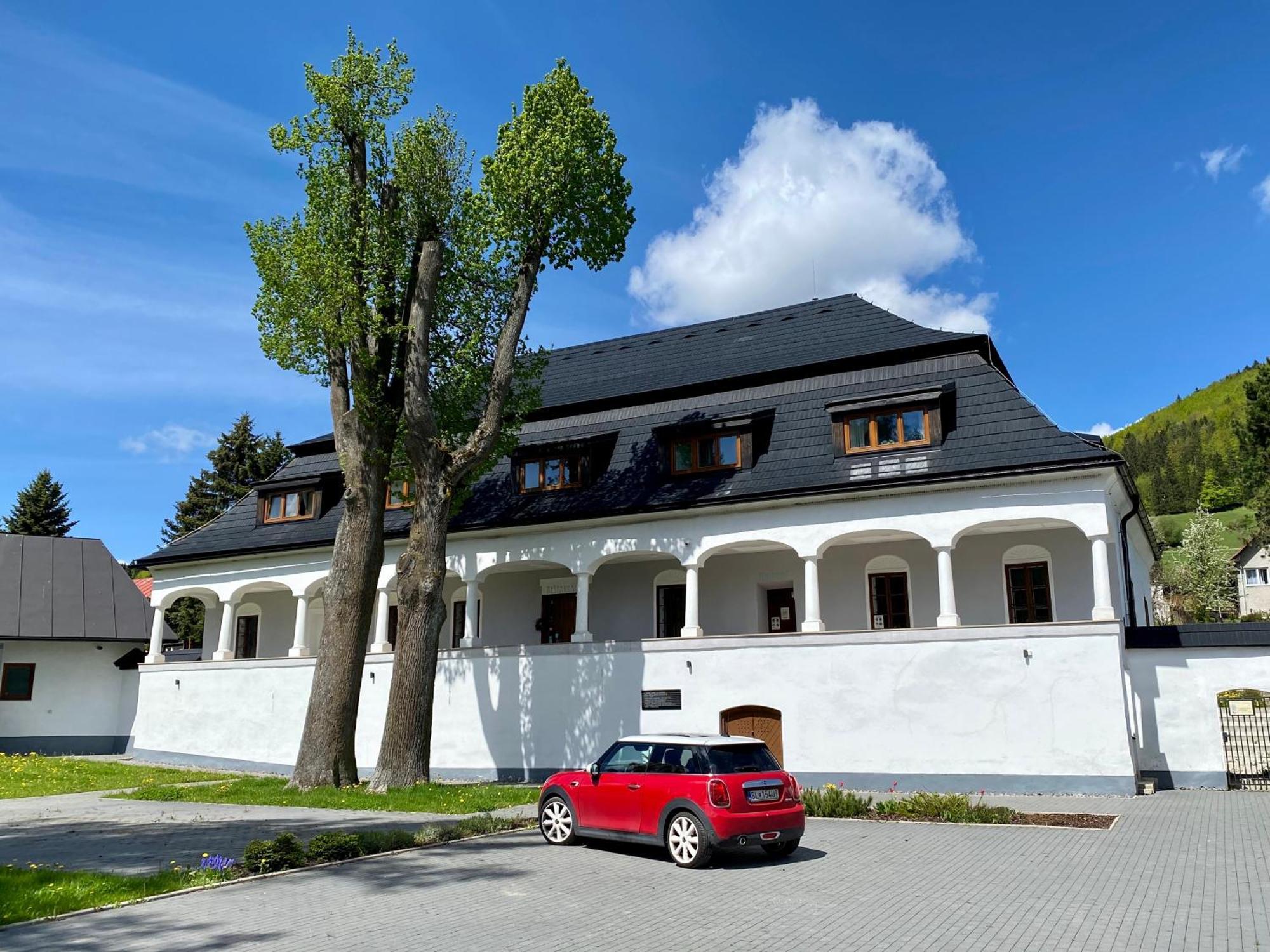 Kastiel Cicmany Hotel Exterior photo